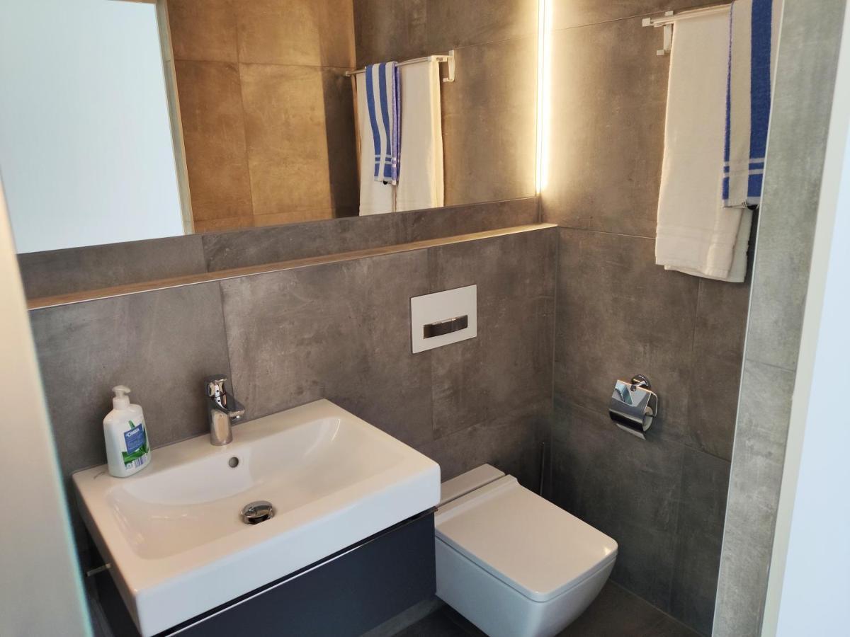 Modern Ausgebauter Ueberseecontainer Als Tiny House Вертгейм Экстерьер фото
